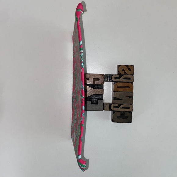 🌴LILLY PULITZER iPad Cover in Hot Pink & Green Alligator Print - Picture 7 of 8